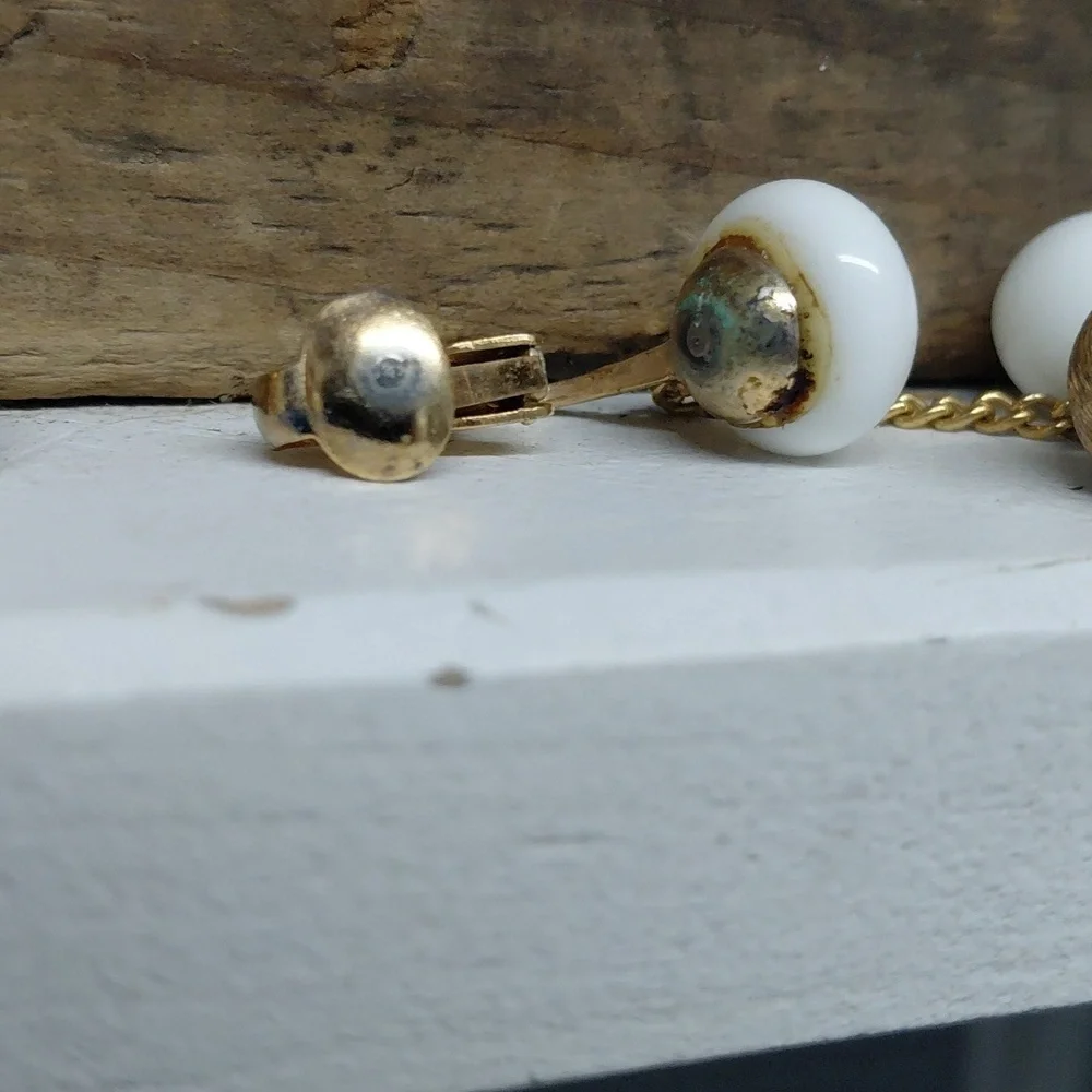 Vintage White and Gold Dangle Clip On Earrings - Picture 5 of 5